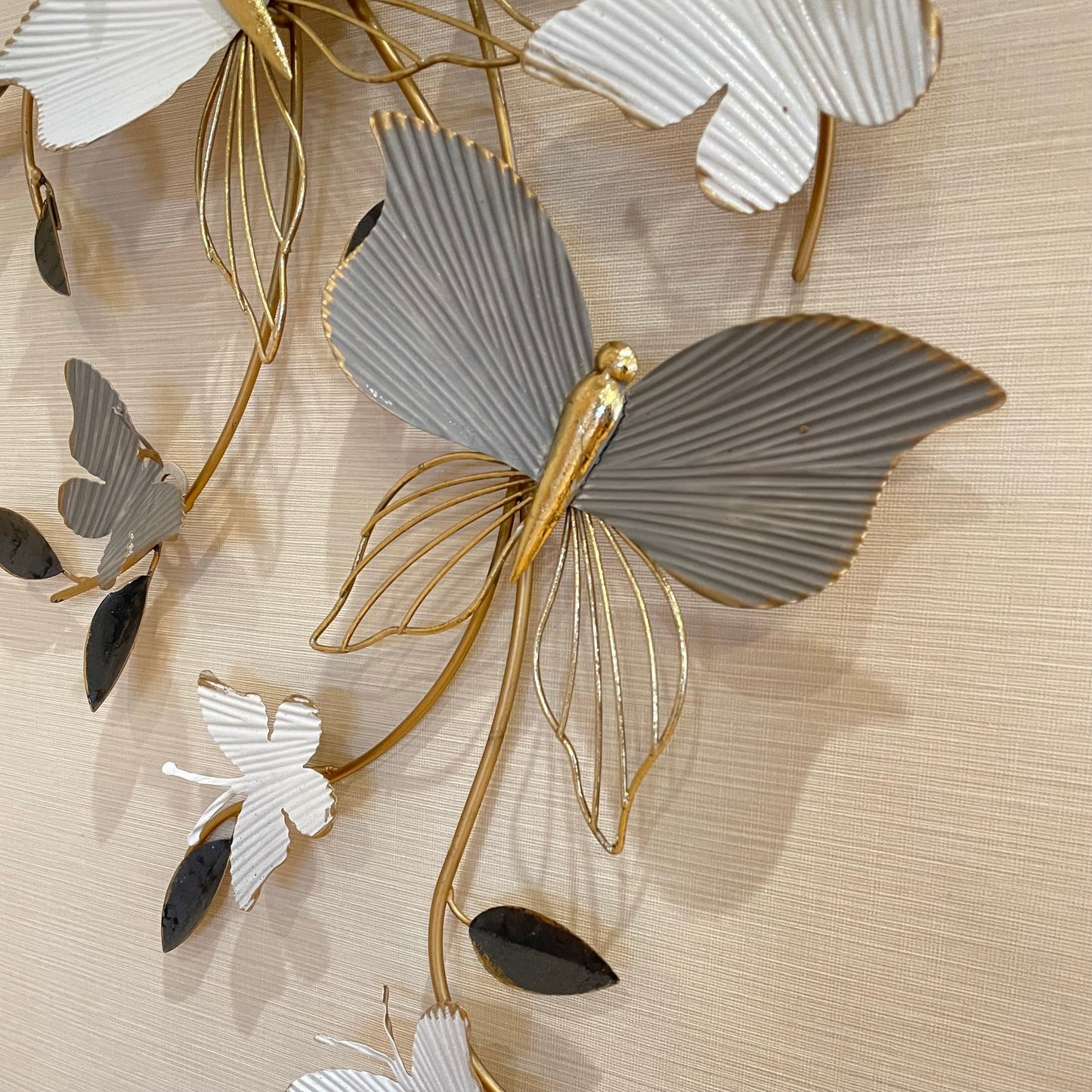 白とグレー、ゴールドで軽やかに仕上げた壁飾り S233