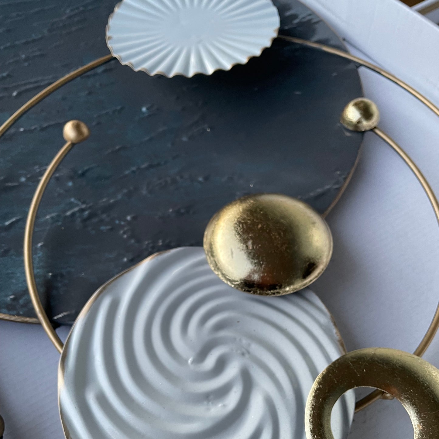 幾何学サークルの重なりが美しいモダンアイアン壁飾り S206