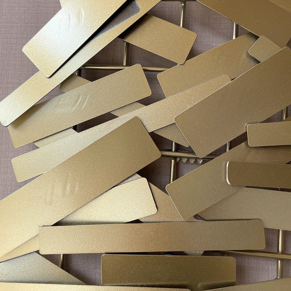 S020P｜ゴールドが映えるモダン壁飾り｜個性的なデザインで空間を彩るウォールアート〖SAKURADA〗