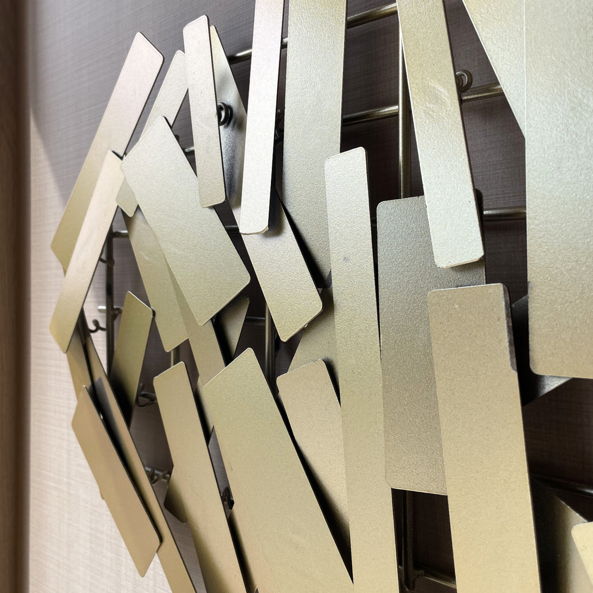 S020P｜ゴールドが映えるモダン壁飾り｜個性的なデザインで空間を彩るウォールアート〖SAKURADA〗