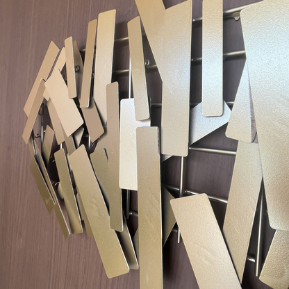 S020P｜ゴールドが映えるモダン壁飾り｜個性的なデザインで空間を彩るウォールアート〖SAKURADA〗