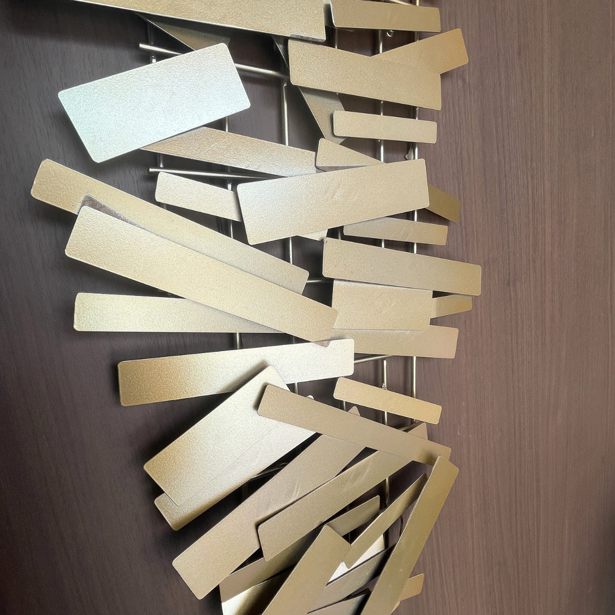 S020P｜ゴールドが映えるモダン壁飾り｜個性的なデザインで空間を彩るウォールアート〖SAKURADA〗