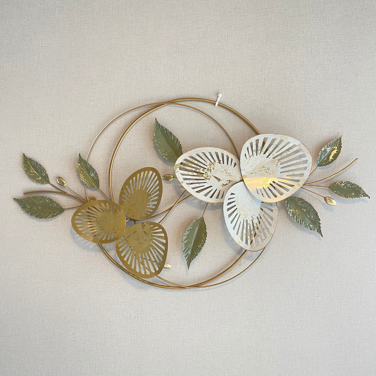 S129｜アイアン壁飾り ホワイトフラワー×ゴールド｜軽やかに、上品に空間をアップグレード【SAKURADA】