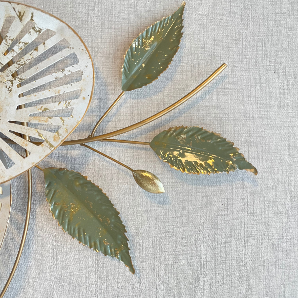 S129｜アイアン壁飾り ホワイトフラワー×ゴールド｜軽やかに、上品に空間をアップグレード【SAKURADA】