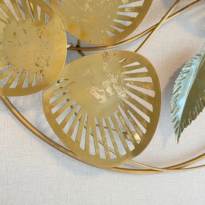 S129｜アイアン壁飾り ホワイトフラワー×ゴールド｜軽やかに、上品に空間をアップグレード【SAKURADA】