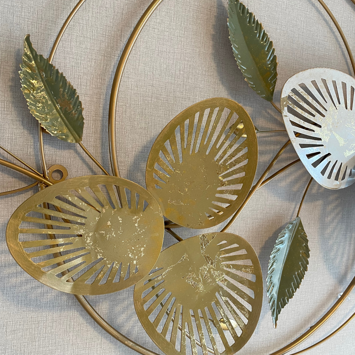 S129｜アイアン壁飾り ホワイトフラワー×ゴールド｜軽やかに、上品に空間をアップグレード【SAKURADA】