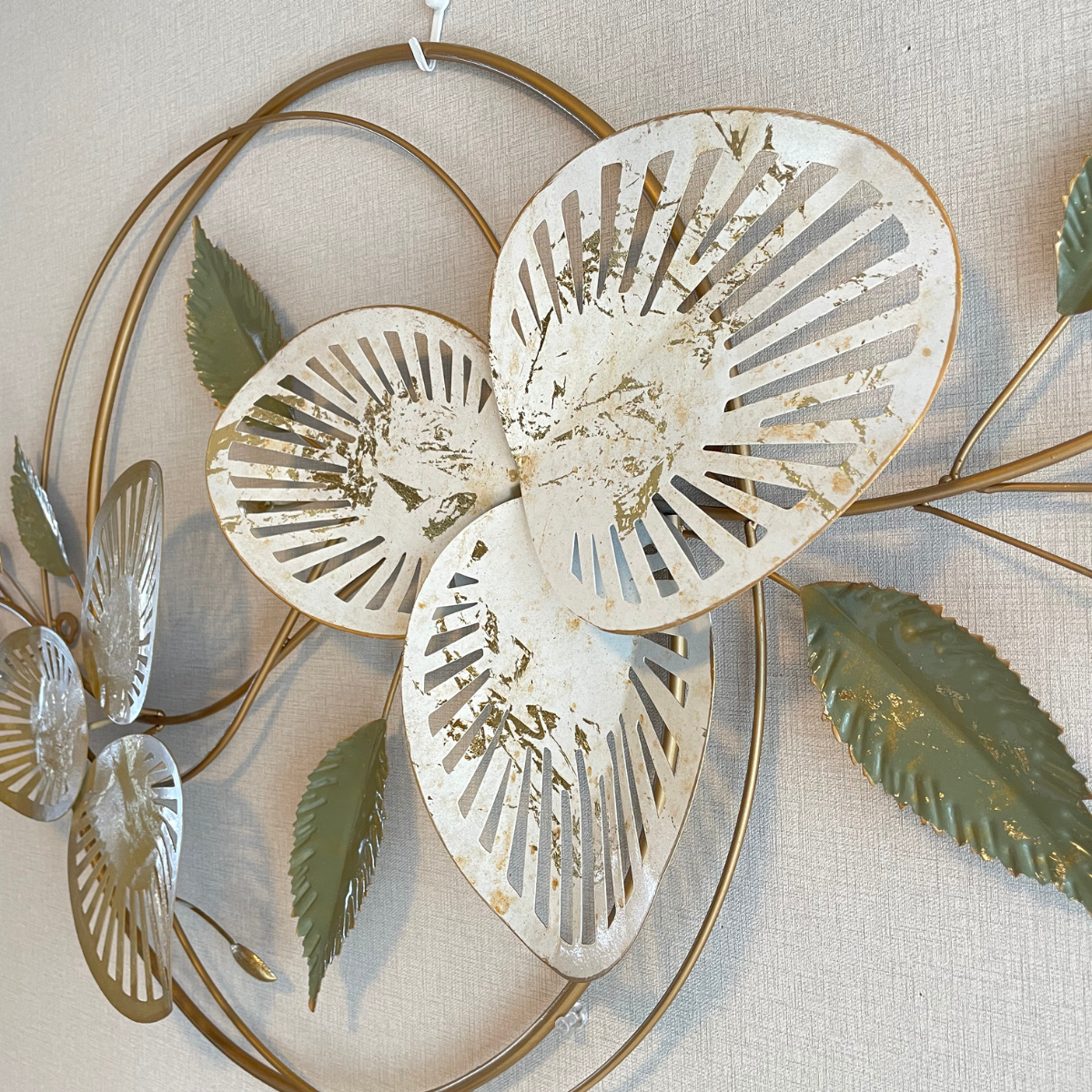 S129｜アイアン壁飾り ホワイトフラワー×ゴールド｜軽やかに、上品に空間をアップグレード【SAKURADA】