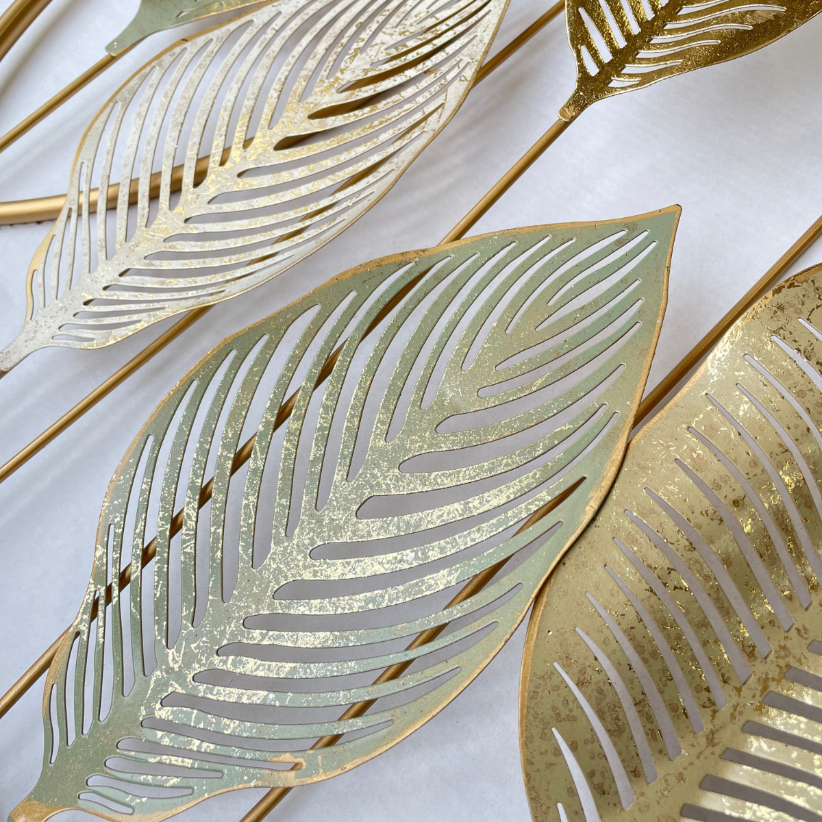 S130｜アイアン壁飾り ゴールド・大型｜ぱっと目を惹く華やかさで、明るい空間をつくる一枚【SAKURADA】