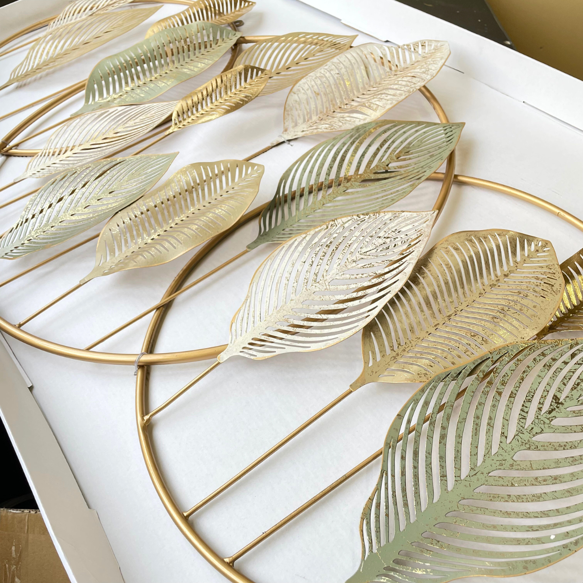 S130｜アイアン壁飾り ゴールド・大型｜ぱっと目を惹く華やかさで、明るい空間をつくる一枚【SAKURADA】