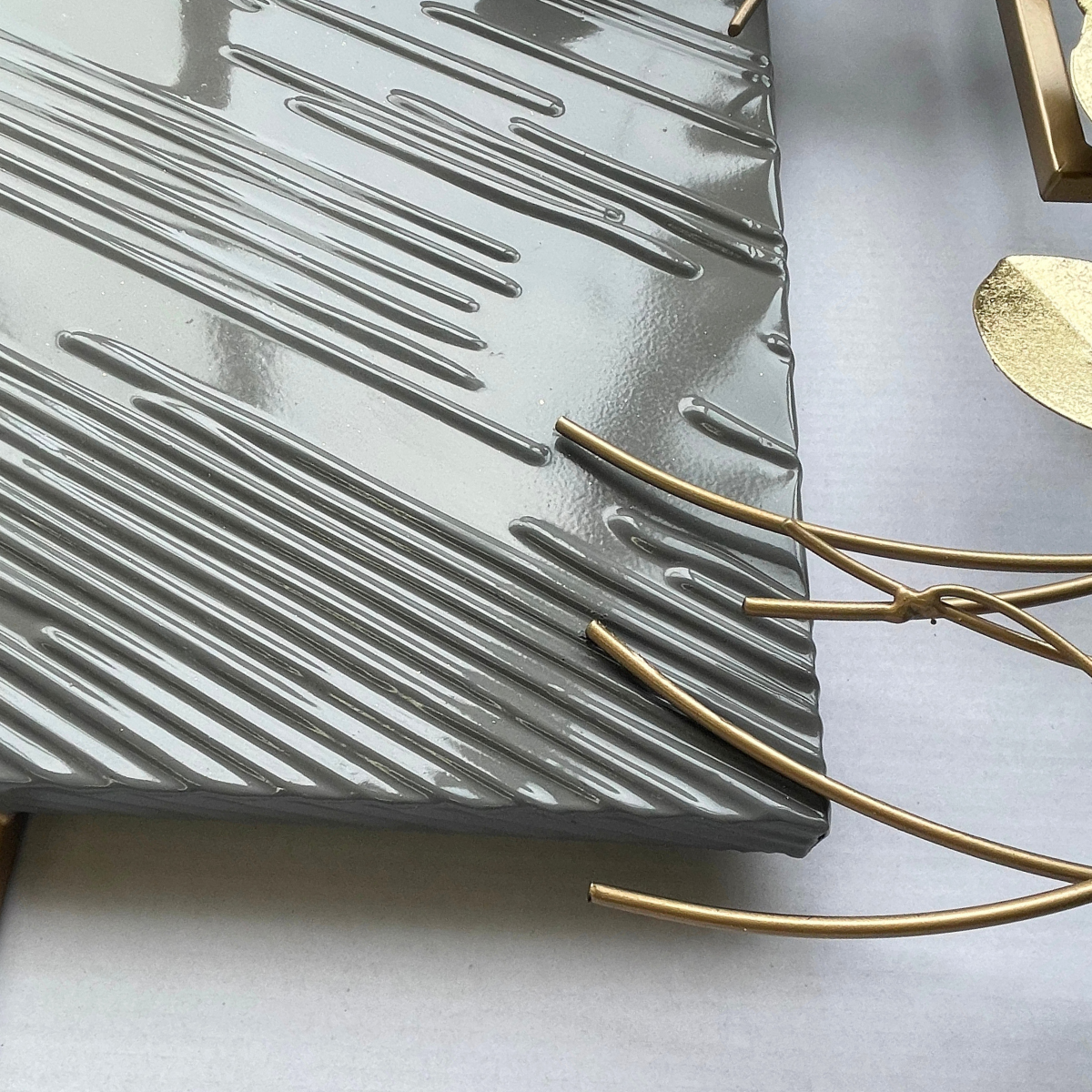 S155｜アイアン壁飾り ゴールド×ブラック×ホワイト｜咲羅多の代表作・最も選ばれている一枚