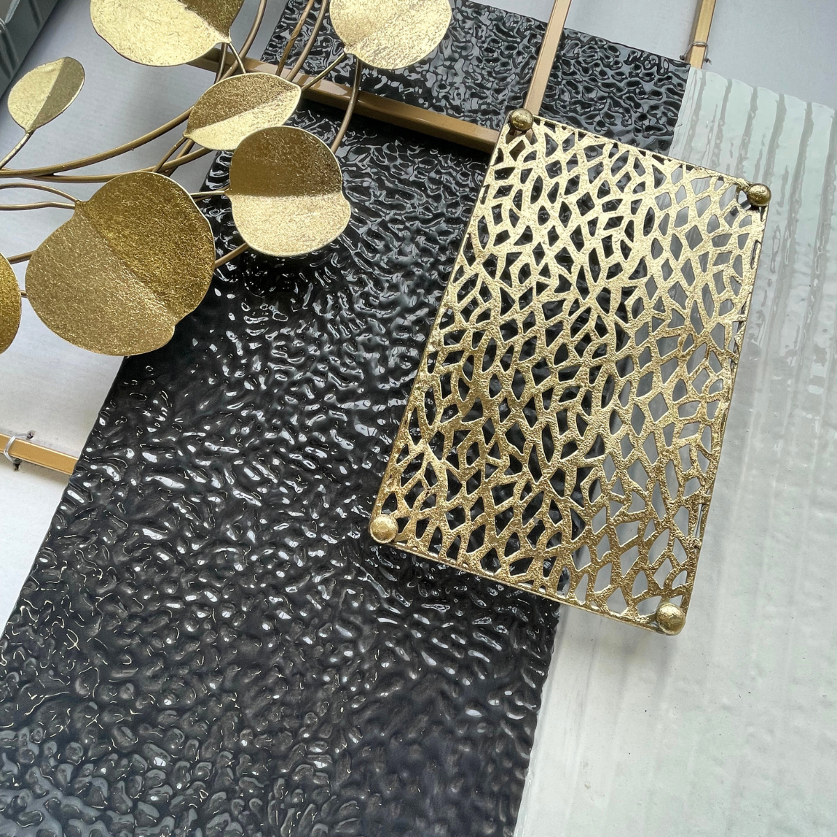 S155｜アイアン壁飾り ゴールド×ブラック×ホワイト｜咲羅多の代表作・最も選ばれている一枚