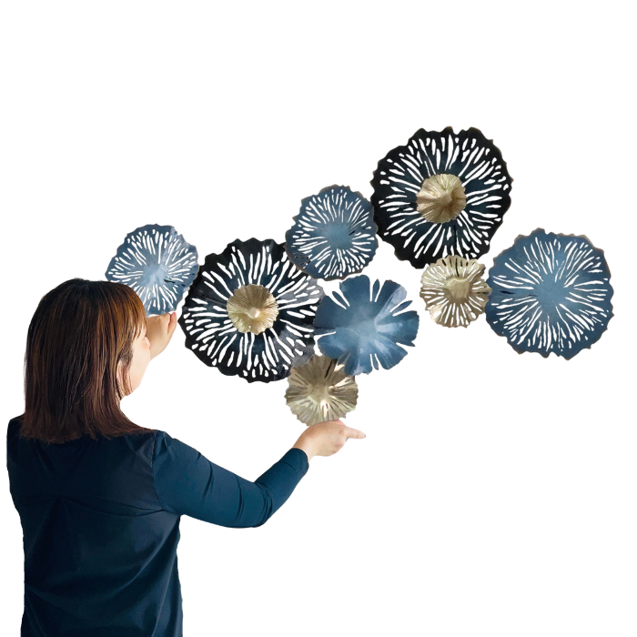 S258 青いグラデーションフラワーの繊細なアイアンデザイン｜中央のゴールドが上品に輝く壁飾り