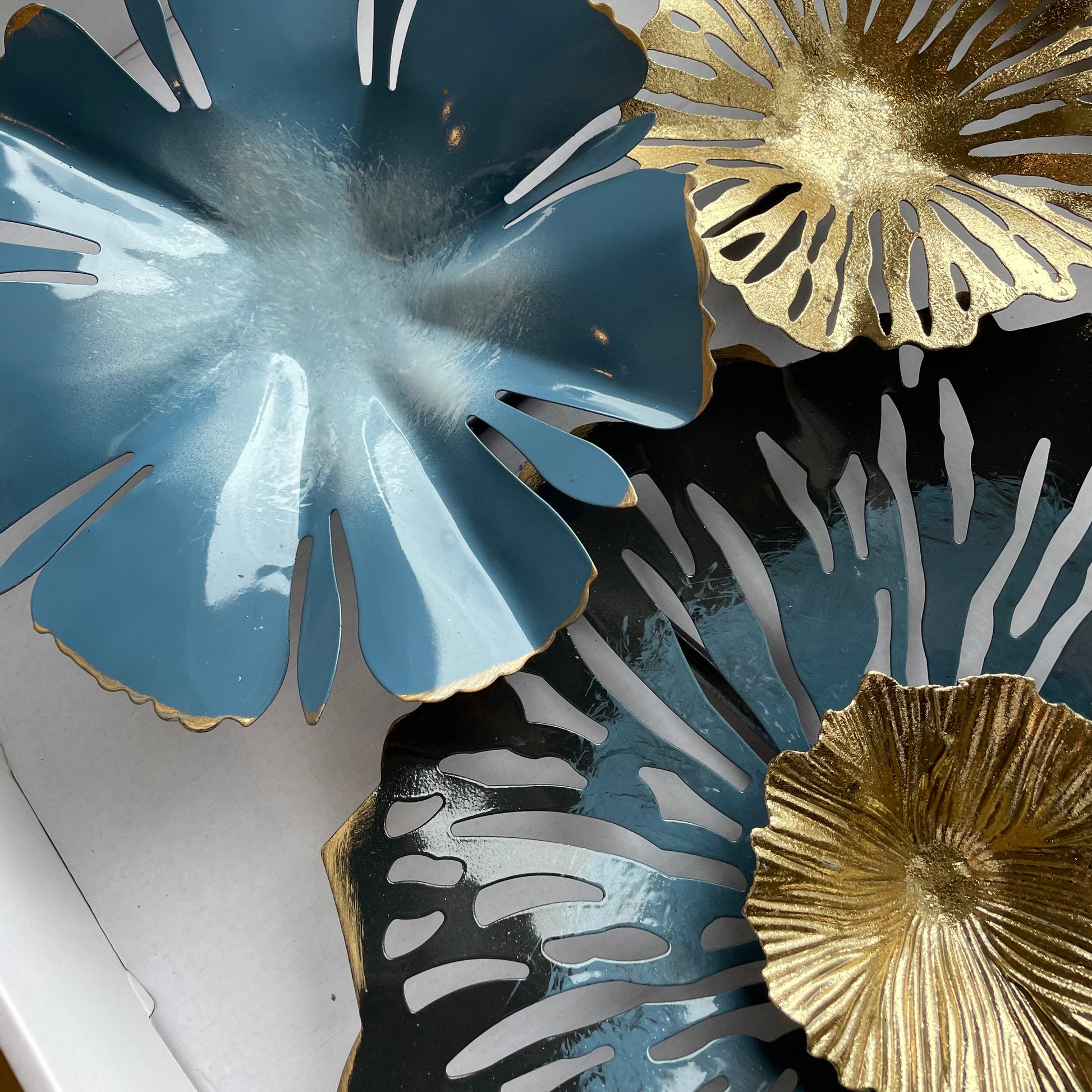 S258 青いグラデーションフラワーの繊細なアイアンデザイン｜中央のゴールドが上品に輝く壁飾り