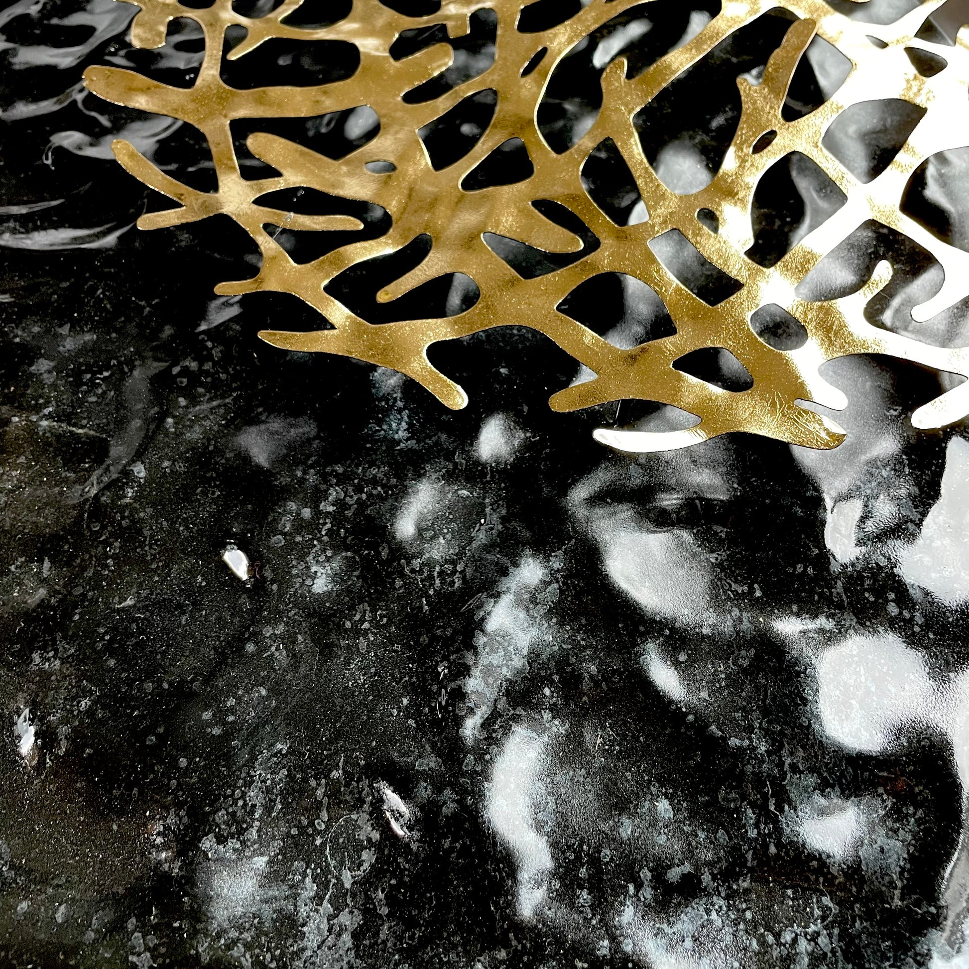 S260 優雅に波打つブラックラインのモダン壁飾り